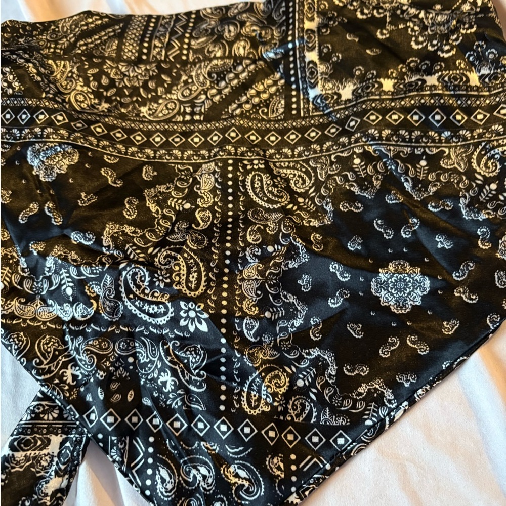 2/25$🍓⭐️ Black and White bandana style top